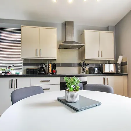 2 Bedroom In Centre By Prestige Lets