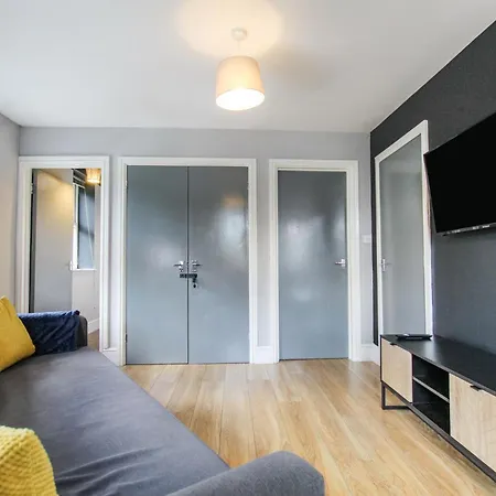 2 Bedroom In Centre By Prestige Lets