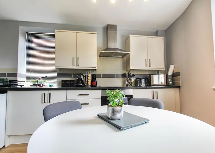 2 Bedroom In Centre By Prestige Lets