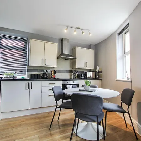 2 Bedroom In Centre By Prestige Lets Bristol