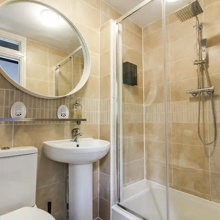 2 Bedroom In Centre By Prestige Lets Apartmán