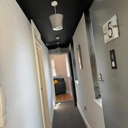 2 Bedroom In Centre By Prestige Lets Bristol