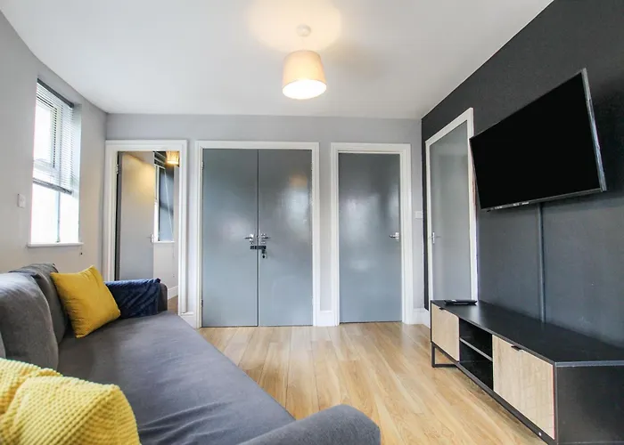 2 Bedroom In Centre By Prestige Lets