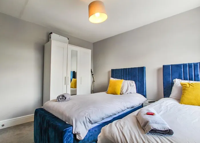 2 Bedroom In Centre By Prestige Lets Bristol