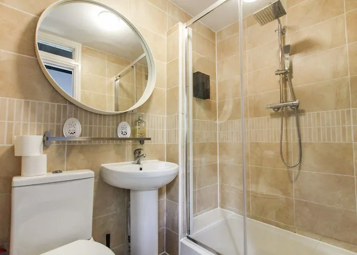 2 Bedroom In Centre By Prestige Lets Apartamento