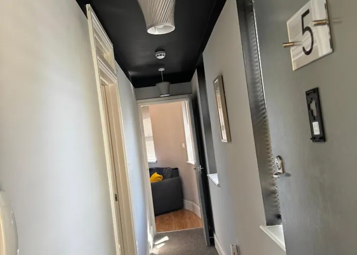 2 Bedroom In Centre By Prestige Lets Bristol